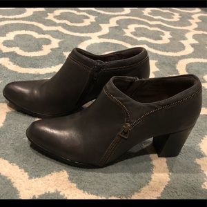 Clarks Zipper Bootie Sz 10 Brown-Black (3” heel)